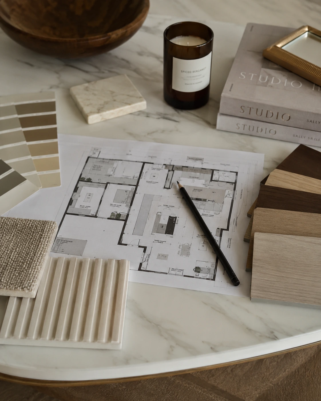 Rénovation brief and budget matériaux with stone, brass, fabric, and notes