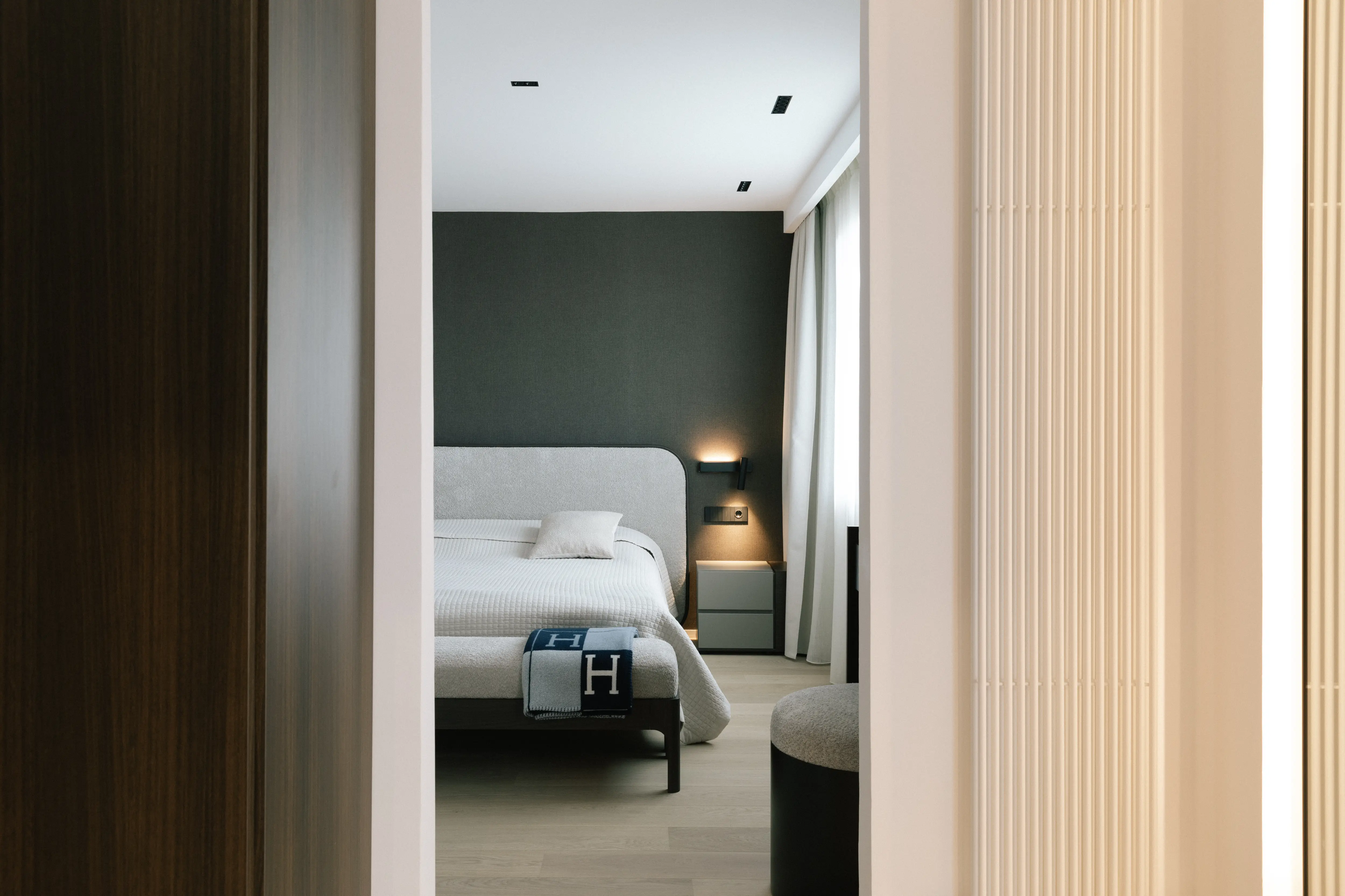 Finished bedroom design d’intérieur in renovated Campolivar Valence home image 35