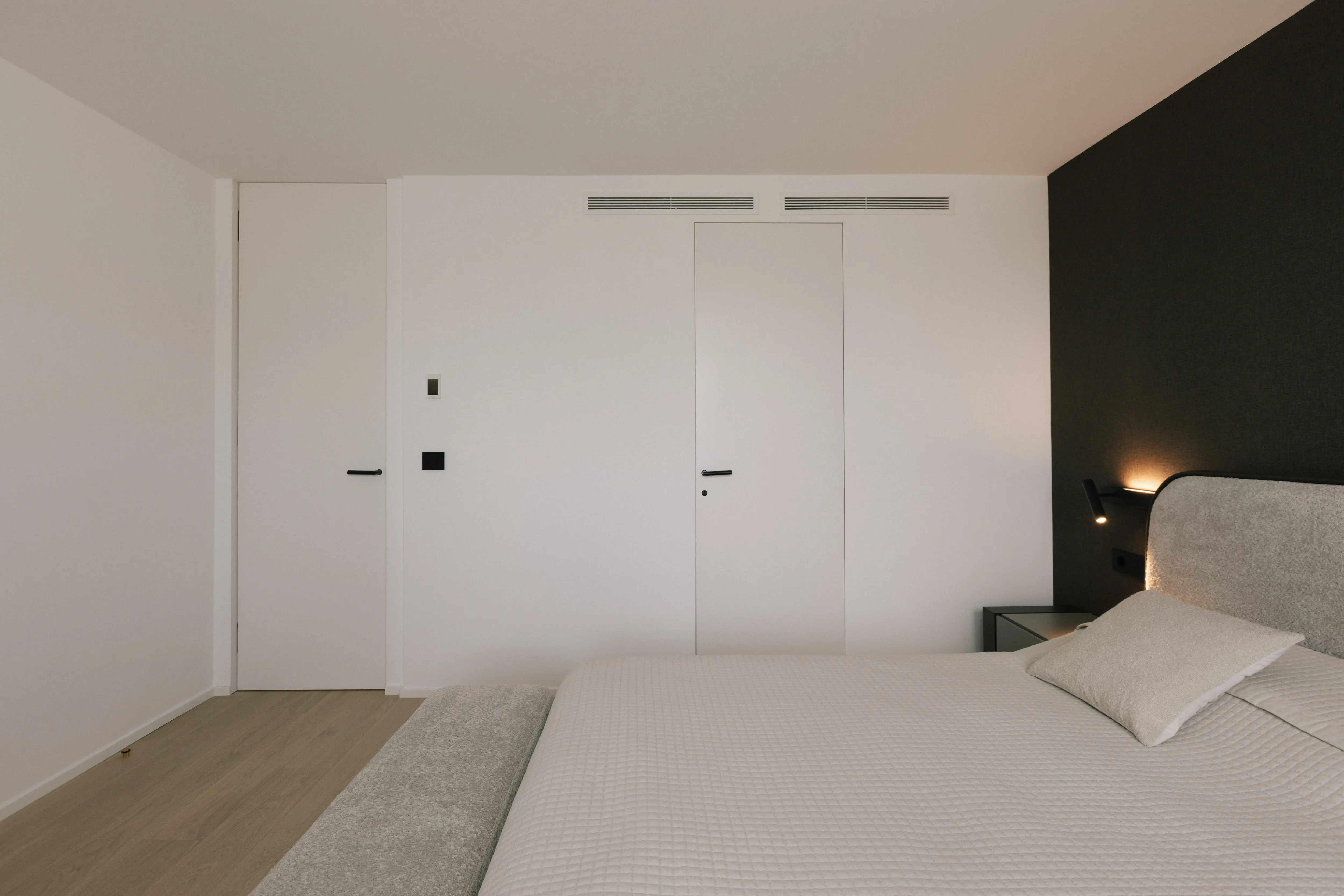 Finished bedroom design d’intérieur in renovated Campolivar Valence home image 36