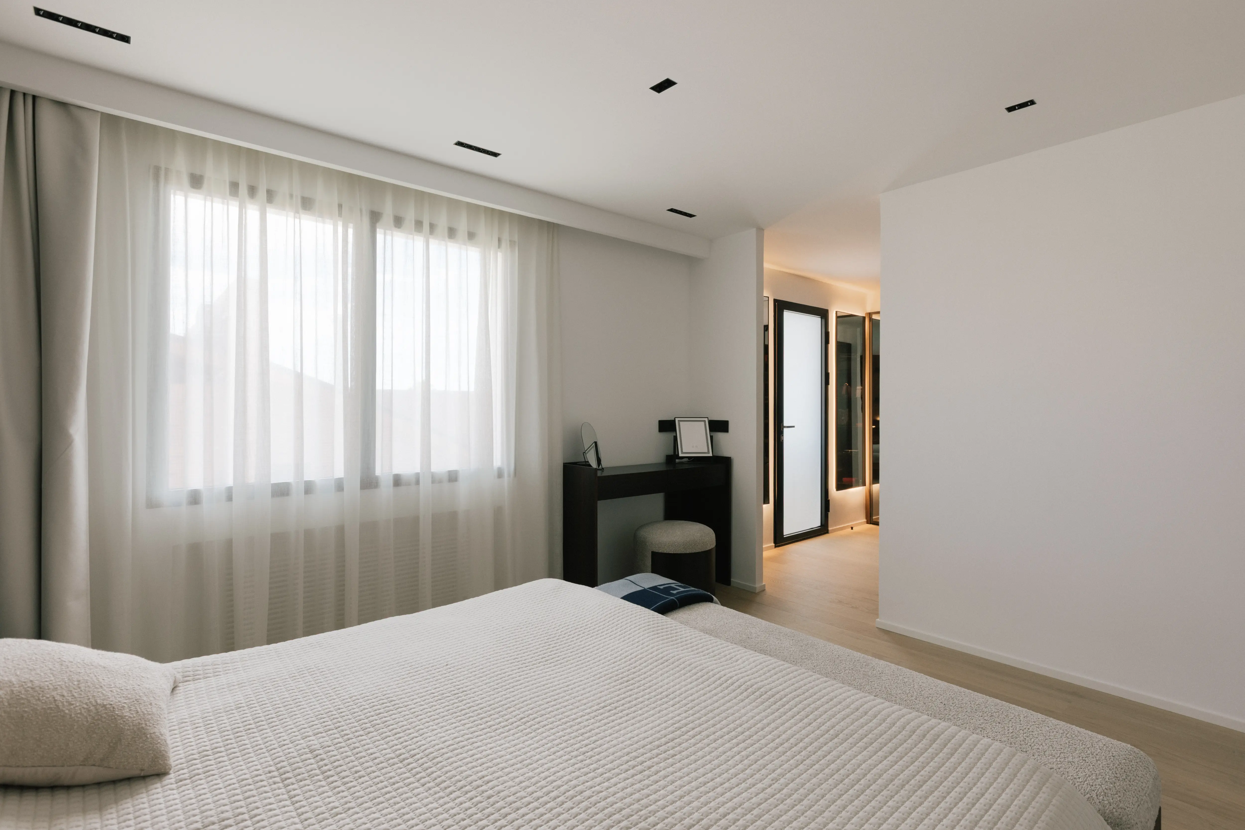Finished bedroom design d’intérieur in renovated Campolivar Valence home image 37