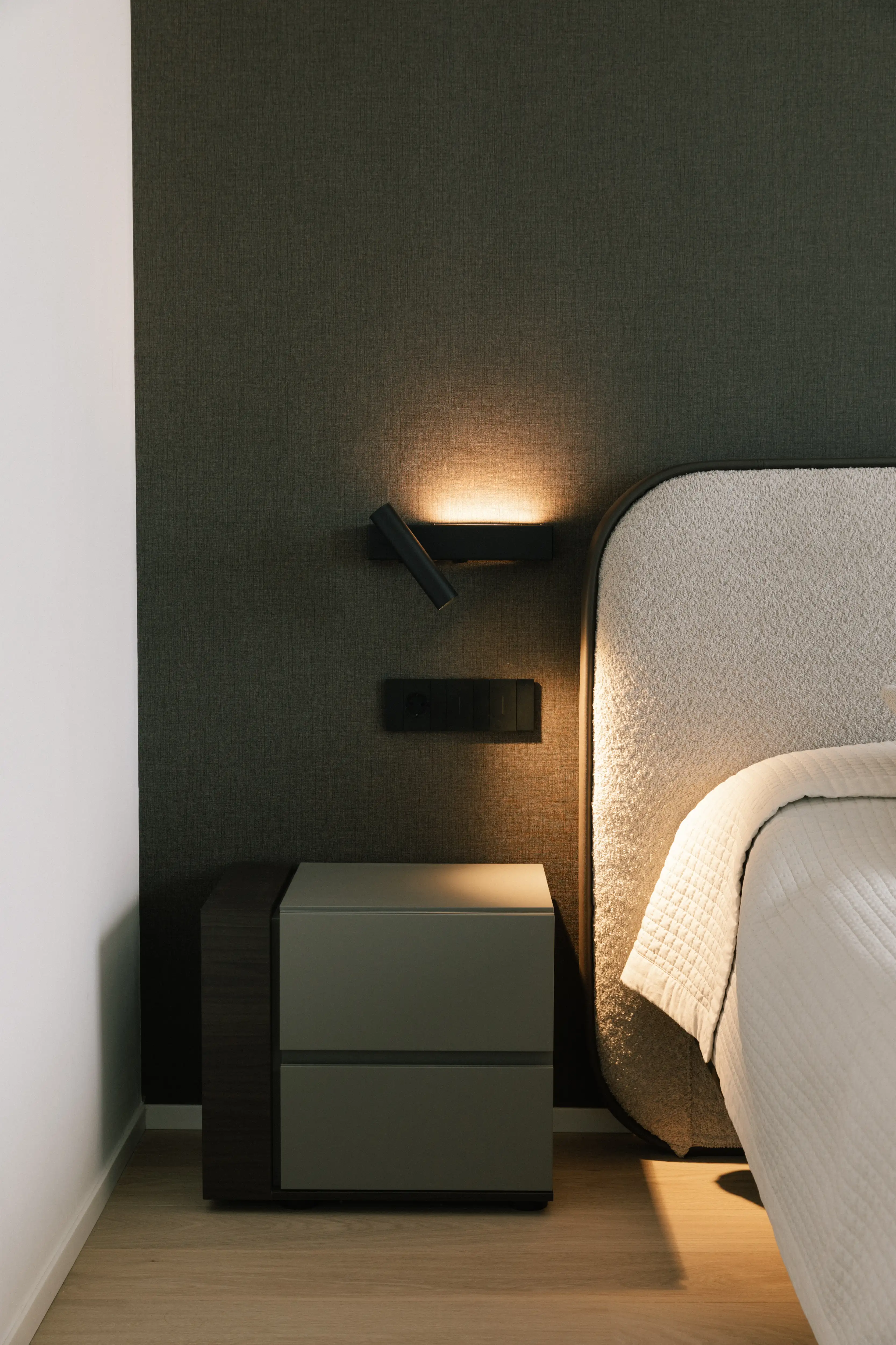 Finished bedroom design d’intérieur in renovated Campolivar Valence home image 38