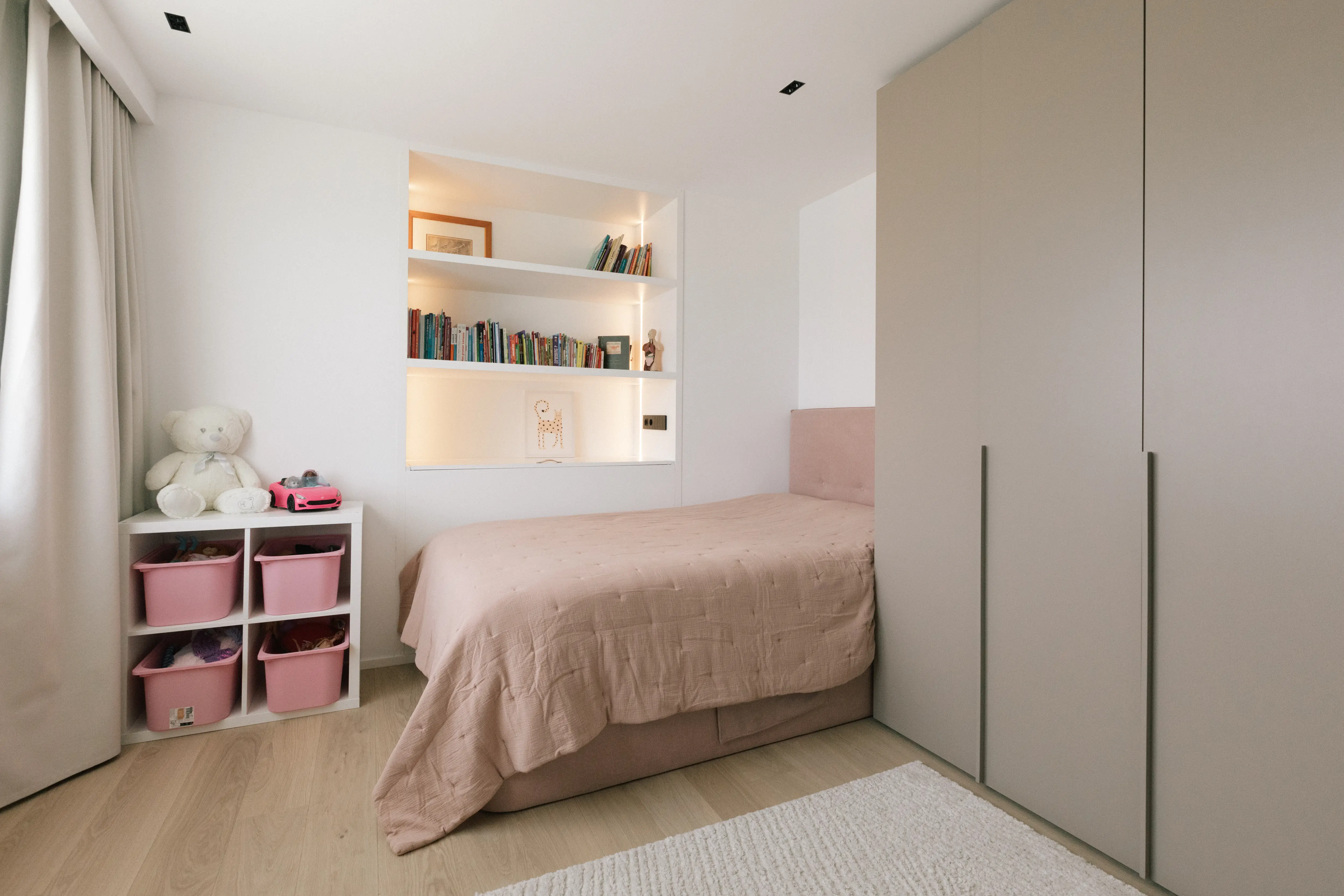 Finished bedroom design d’intérieur in renovated Campolivar Valence home image 47