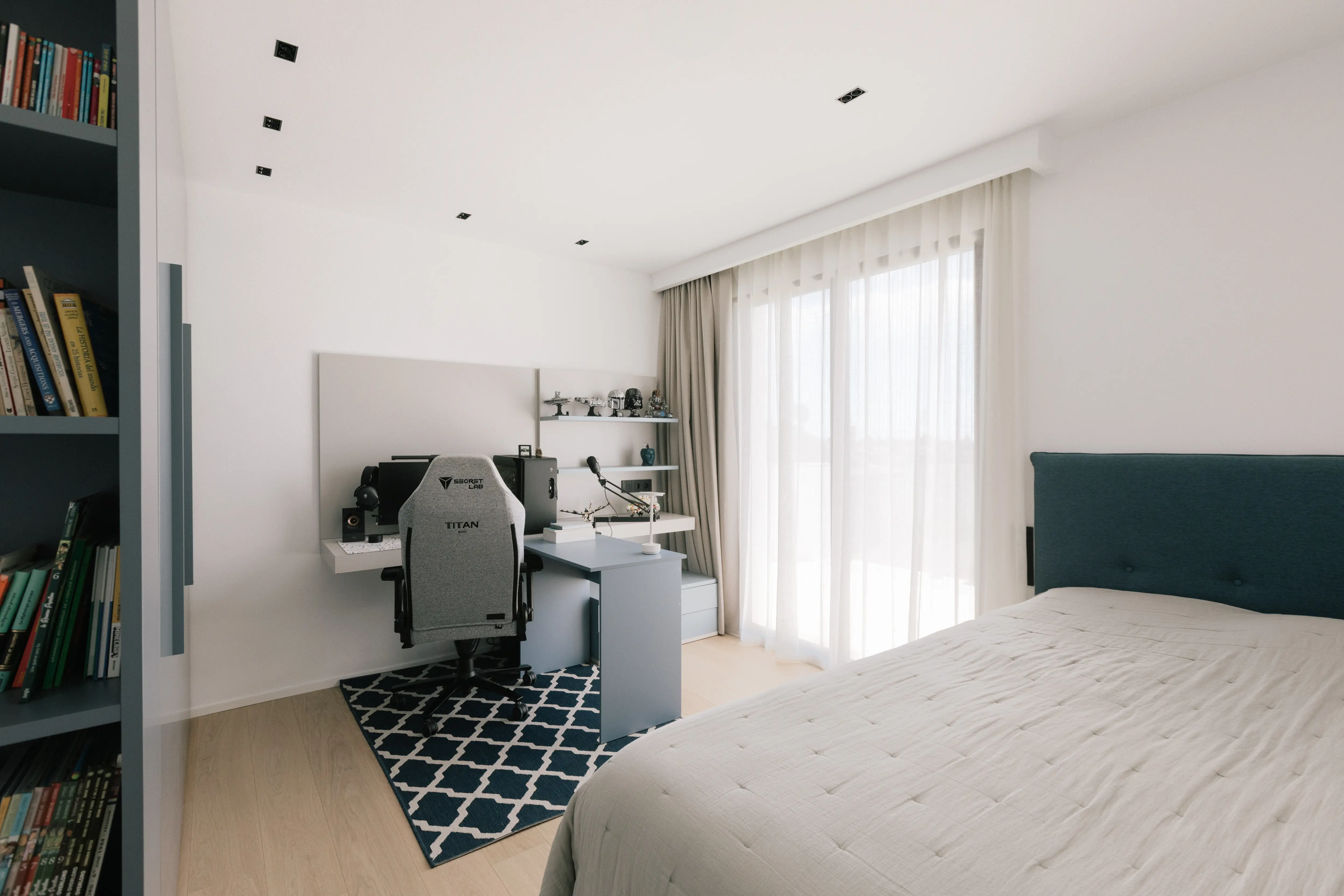 Finished bedroom design d’intérieur in renovated Campolivar Valence home image 54