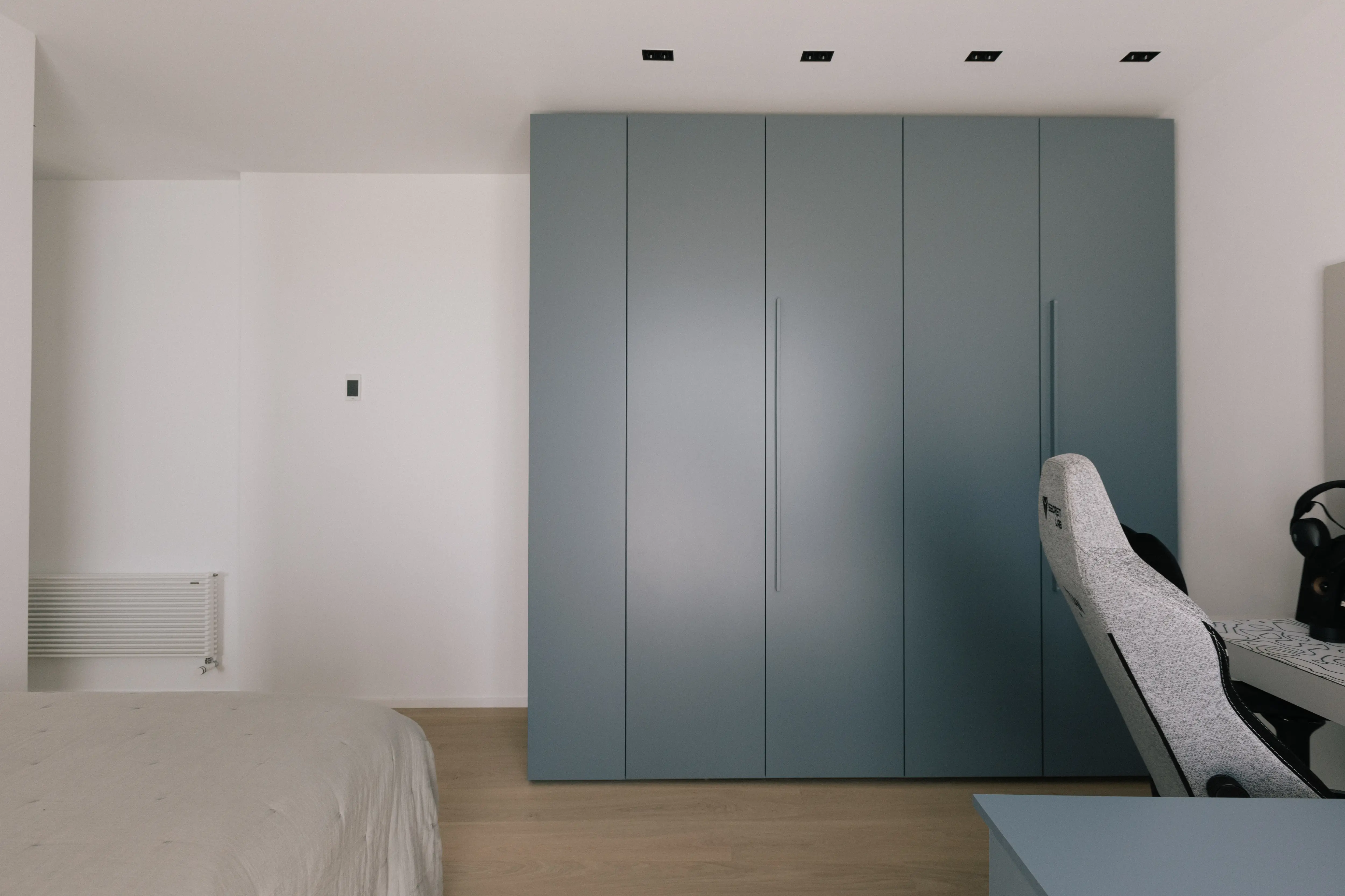 Finished bedroom design d’intérieur in renovated Campolivar Valence home image 55