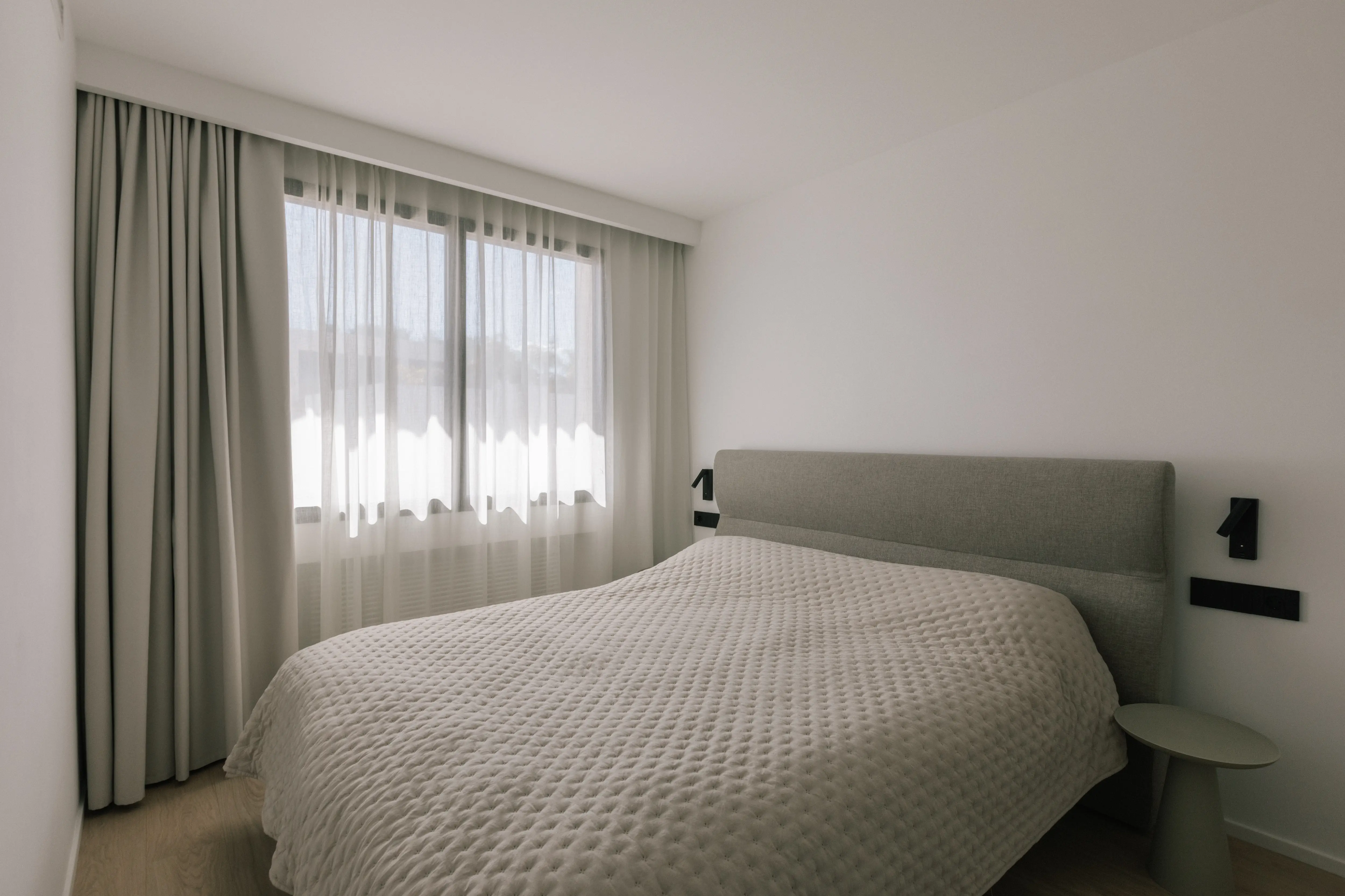 Finished bedroom design d’intérieur in renovated Campolivar Valence home image 61