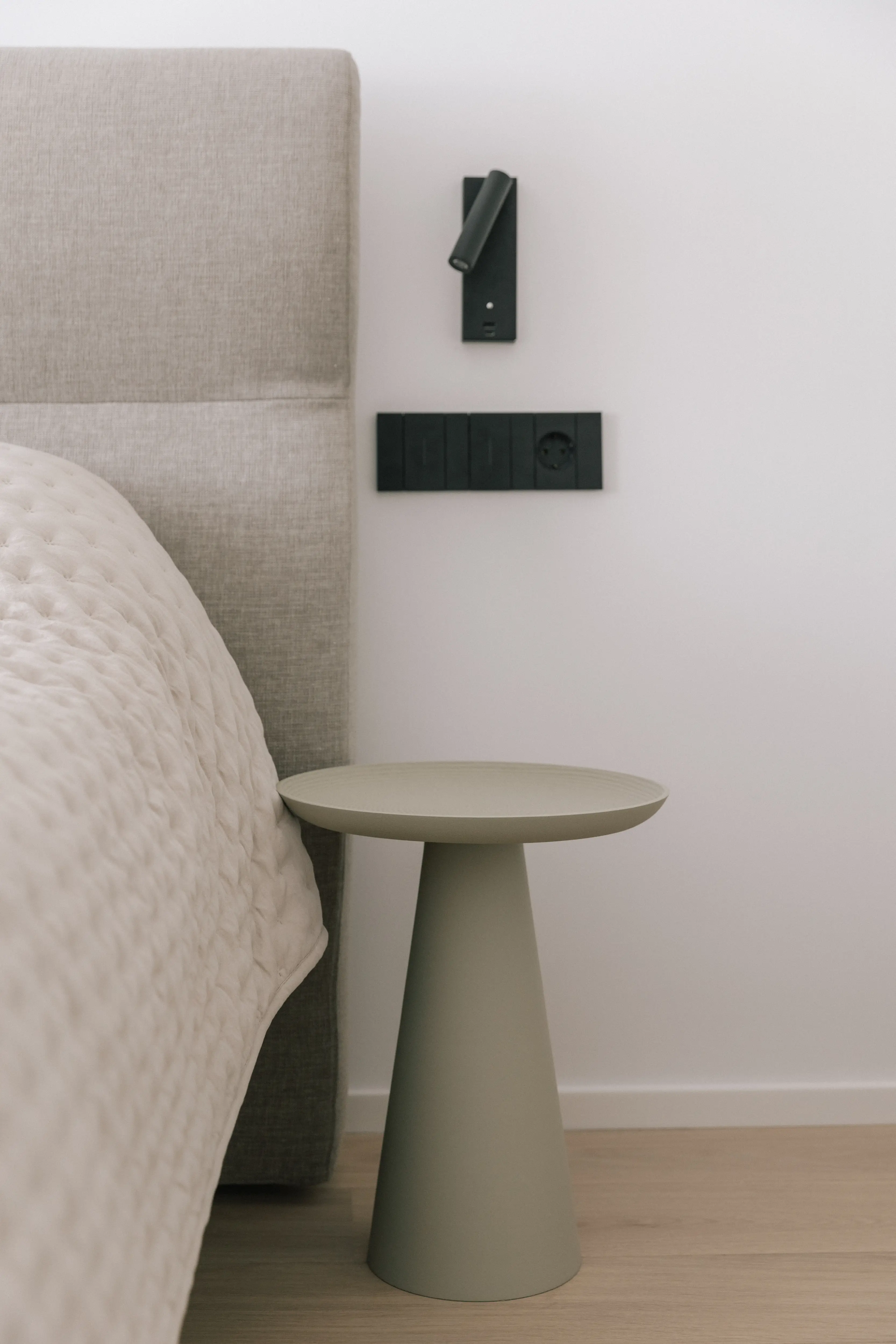 Finished bedroom design d’intérieur in renovated Campolivar Valence home image 62
